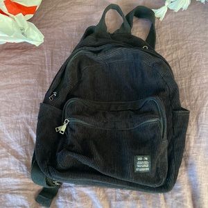 Corduroy urban outfitters, black backpack